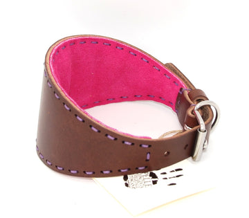 GEPOLSTERTES HALSBAND AUS PFLANZLICH GEGERBTEEM LEDER IN TOSKANABRAUN/FUCHSIA MIT LILA NÄHTEN FÜR PLI, WHIPPET UND WINDHUNDE