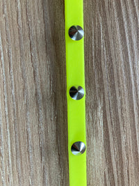 PORTA MEDAGLIETTA PER LEVRIERO IN BIOTHANE GIALLO FLUO CON BORCHIE