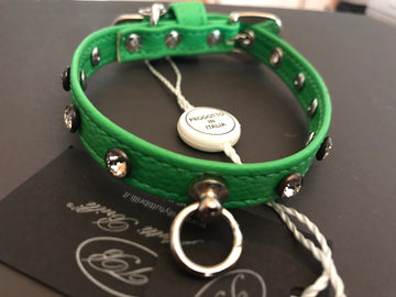 HALSBAND UND MEDAILLENHALTER AUS ÖKO-LEDER MIT GRÜNEM STRASS