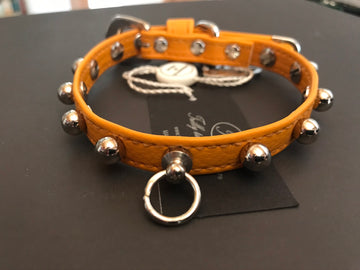 HALSBAND UND MEDAILLENHALTER AUS OCHEREM ÖKO-LEDER MIT KUGELSTIEFEL